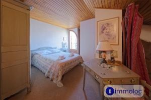Un dormitorio con una cama y una mesa con una lámpara. en AURON Duplex apartment, en Auron