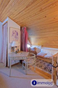 una sala de estar con un sofá y una mesa en AURON Duplex apartment, en Auron