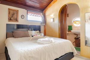 una camera da letto con un grande letto con un tavolo sopra di "Mi casa, su casa" Em Sorocaba/SP a Sorocaba