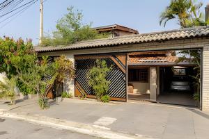 una casa con un garage aperto su una strada di "Mi casa, su casa" Em Sorocaba/SP a Sorocaba