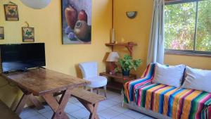 a living room with a table and a couch at Cabaña Los Laureles in Maitencillo