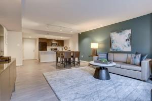 een woonkamer met een bank en een tafel bij Sojourn Courtland Towers 2 BR in Arlington