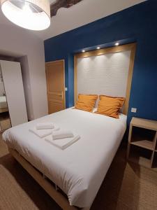 una camera da letto con un letto grande con una parete blu di Grande Maison familiale proche de Lyon 7 personnes a Dommartin Altre 45 foto