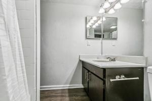 ein Badezimmer mit Waschbecken und Spiegel in der Unterkunft Halsten at Vinings 309 spacious 1 Bed 1 Bath in Atlanta + 16 Fotos