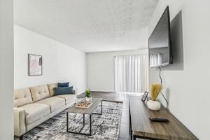 ein Wohnzimmer mit Sofa und Tisch in der Unterkunft Halsten at Vinings 309 spacious 1 Bed 1 Bath in Atlanta