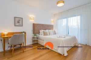 ein Schlafzimmer mit einem Bett, einem Tisch und einem Schreibtisch in der Unterkunft #264 Green Apartments C04 by Home Holidays in Vale de Pedras