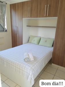 a bedroom with a bed with towels on it at Apartamento Cachoeira Cipriano in Botucatu