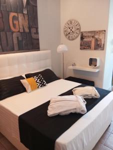 two beds sitting next to each other in a bedroom at Machi Rooms in Patitiri
