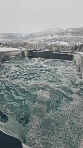 une grande étendue d'eau à auliculiculiculiculiculiculiculiculic dans l'établissement Charda Spa, à Seyne