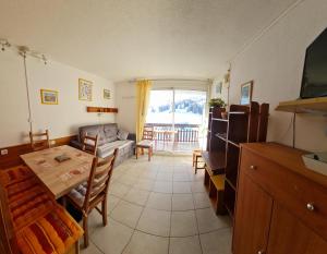 Posezení v ubytování Appt pied pistes et centre station Superdévoluy chez Locasoleil