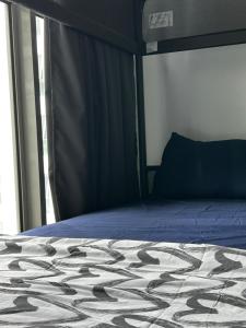 Postel nebo postele na pokoji v ubytování Home at Regalia KLCC