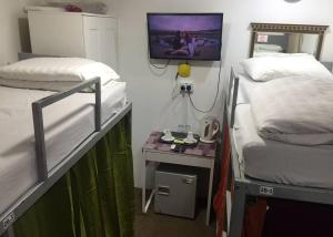 Llit o llits en una habitació de Checkers Hostel