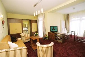 Una sala de estar con un sofá y un comedor. en Hotel zur Insel, en Werder