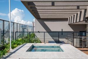 ゴイアニアにあるFlat Retro - Piscina, Sauna, Coworkingのバルコニー(建物の最上階にスイミングプール付)