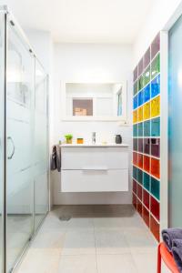 un baño con lavabo y ducha en TrendyHomes Retamar III - Playa, piscina y golf, en Almería