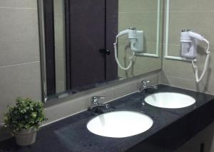 Bany a Checkers Hostel