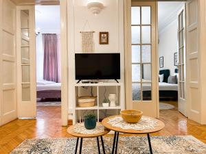 una sala de estar con un televisor y una mesa en Lukerly 1, en Belgrado