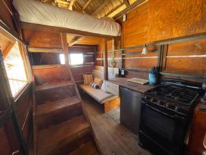 Kuchyň nebo kuchyňský kout v ubytování The Baja Station - Beachfront Tiny Home Two