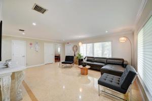 ハリウッドにあるWALK to Beach Luxury 3BR Villa in Hollywood Lakesのソファとテーブルのあるリビングルーム