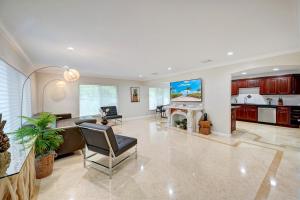 ハリウッドにあるWALK to Beach Luxury 3BR Villa in Hollywood Lakesの暖炉付きの広いリビングルーム、キッチンが備わります。