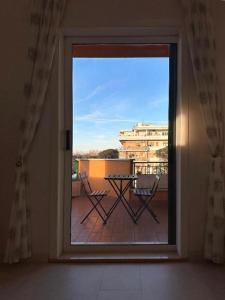 Un balcon sau o terasă la Appartamento con Terrazza