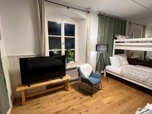 TV a/nebo společenská místnost v ubytování KemptenCityHostPlus-Unterkunft Charme im Denkmal