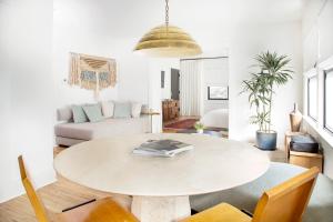 a living room with a table and a couch at Hotel Covell in Los Angeles