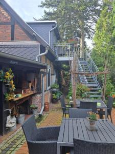 a patio with a table and chairs and a staircase at Dachstübchen mit 2 Zimmern in Boizenburg