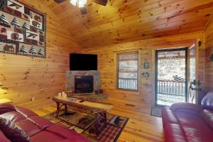 TV a/nebo společenská místnost v ubytování Lazy Bear Cabin