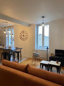 a living room with a couch and a dining room at Chez Julie l Elégant en Centre-Ville in Castres