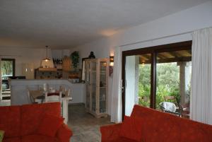 ein Wohnzimmer mit Küche und Esszimmer in der Unterkunft B&B Sa Soliana in Telti