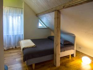 1 dormitorio con litera y ventana en Katrina Apartment, en Kuldīga