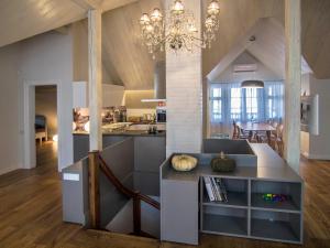 cocina y comedor con lámpara de araña en Katrina Apartment, en Kuldīga 5 fotos más