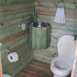 a bathroom with a toilet and a bath tub at Casa De Campo "Las Chispas" in Medellín +15 photos
