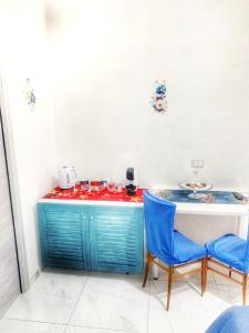 a small kitchen with two chairs and a table at Sul Serio in Salerno