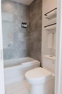 ein Badezimmer mit Toilette und Glasdusche in der Unterkunft #10 - Serene Studio - Self Check in - Plateau - St-Denis - AC - TV in Montreal + 12 Fotos