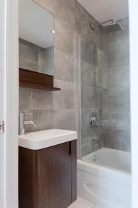 ein Badezimmer mit Waschbecken und Badewanne in der Unterkunft #10 - Serene Studio - Self Check in - Plateau - St-Denis - AC - TV in Montreal