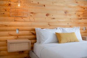 ein Bett in einem Zimmer mit einer Holzwand in der Unterkunft #10 - Serene Studio - Self Check in - Plateau - St-Denis - AC - TV in Montreal