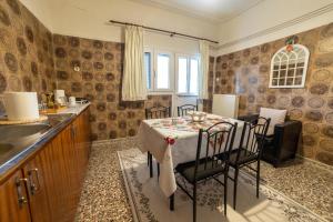 a kitchen with a table and chairs in a room at Evans House in Agnanterón