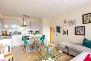 a living room with a couch and a table at Modern 1BR Woolwich Flat Elizabeth Line 5 Min in Woolwich