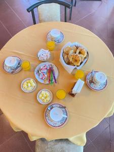 een tafel met daarop borden met eten bij Hostería Michel in Villa Gesell