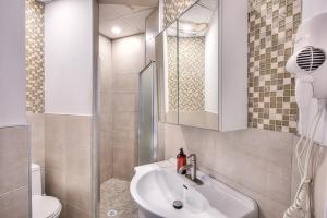 Un baño con lavabo, inodoro y espejo. en Premier destination for Big Groups MTL Vacation and Nightlife, en Montreal 56 fotos más