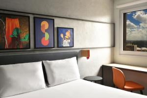 Ibis Styles Abidjan Plateau客房内的一张或多张床位