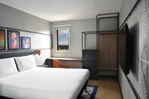 Ibis Styles Abidjan Plateau客房内的一张或多张床位