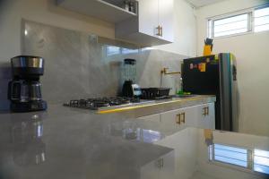 una cocina con estufa y refrigerador en Cali te espera, en Cali