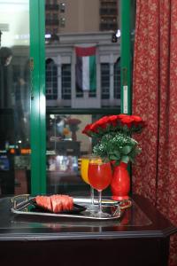 una bandeja con dos bebidas y un plato de sushi en Claridge Hotel, en Dubái