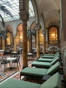 ein großer Raum mit Tischen und Stühlen und einem Gebäude in der Unterkunft Kurpark Apartment, Schwimmbad, Sauna, Terrasse in Bad Wildbad