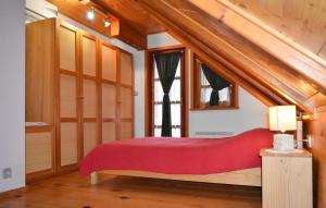 Postel nebo postele na pokoji v ubytování 2 Bedroom Stunning Home In Lukovdol