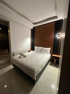 A bed or beds in a room at Istanbul Bakirkoy Rays Port Hotel City Center