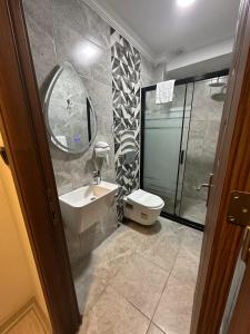 A bathroom at Istanbul Bakirkoy Rays Port Hotel City Center Még 34 kép